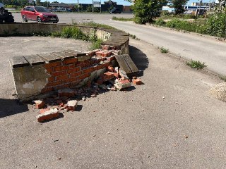 Лавочка в парке ждет ремонта к зиме после повреждений