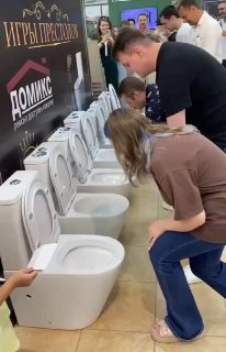 Необычный конкурс: Как в Ставрополе пили из унитазов на скорость